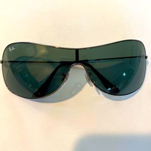 Ray-Ban sunglasses in gunmetal